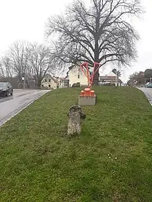 Steinkreuz an der Kreuzung Langer Weg&nbsp;/ Am Ilmhang zur Hauptstraße