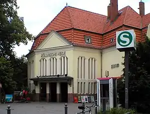 Das 1920 errichtete Empfangsgebäude