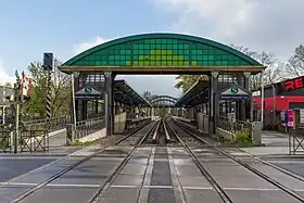 S-Bahnhof Buckower Chaussee mit dem 2022 abgebauten Torbogen, 2017