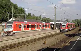 Au (Sieg) bis 2011: Links Elektro-Triebwagen der S&nbsp;12 (DB-Baureihe 423), rechts Diesel-Triebwagen der Sieg-Dill-Bahn (DB-Baureihe 648)