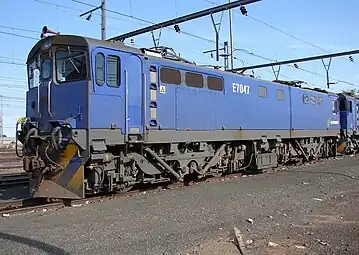 E7047 im blauen Spoornet-Anstrich mit ausgefüllten Nummern in Beaufort West am 1. Mai 2006