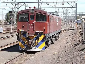 E7061 im braunen Spoornet-Anstrich in Beaufort West am 16. September 2009