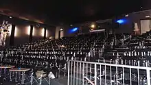 Blick vom Eingangsbereich / Bühne in den Zuschauerraum