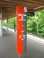 SOS- und INFO-Säule an einem Bahnhof