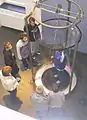 Museumsbesucher in einem Seifenhautschlauch