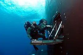 SEALs benutzen eine Druckschleuse der USS Hawaii