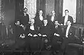 erste Reihe von links: Seyyed Reza Mosavat, Werner Otto von Hentig, Hossein Gholi Khan Navab, Rudolf Nadolny; zweite Reihe von links: Mohammad Ali Dschamalzade, unknown, Vahid al Molk Shybani, Hosein Taqizadeh