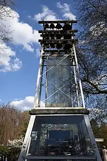 Es ist ein sieben Meter hoher Metallturm mit der gläsernen Spielerkabine zu ebener Erde
