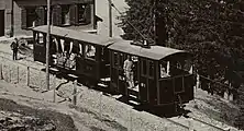 Lokomotive Nr. 1 mit auf zwei Achsen umgebautem Personenwagen