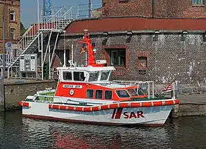 Seenotrettungsboot HERTHA JEEP vor dem alten Lotsengebäude in Stralsund