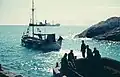 SS Estrella auf Reede, Kaiki unter Kapitän Kapsounis, Bergbau-Gewerkschaft „Agios Athanasios“ auf der Mahone (1958)