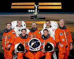 v. l. n. r. vorne sitzend: Kent Rominger, Jeffrey Ashby;hinten stehend: Juri Lontschakow, Scott Parazynski, Umberto Guidoni, Chris Hadfield, John Phillips