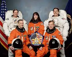 v. l. n. r. vorne sitzend: Charles Hobaugh, Steven Lindsey; hinten stehend: Michael Gernhardt, Janet Kavandi, James Reilly