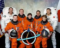 v. l. n. r. Vorne: James Kelly, Wendy Lawrence, Eileen Collins, Hinten: Stephen Robinson, Andrew Thomas, Charles Camarda, Noguchi Sōichi