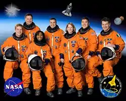 v. l. n. r. Scott Parazynski, Douglas Wheelock, Stephanie Wilson, George Zamka, Pamela Melroy, Daniel Tani und Paolo Nespoli