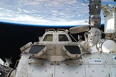 Aufnahme der Erde von der ISS in 400&nbsp;km Höhe aus (Lage des Horizonts nahe Bildmitte; gerade horizontale Vergleichlinien im Vordergrund)