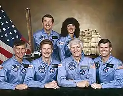 v.&nbsp;l.&nbsp;n.&nbsp;r. Vorne: Richard Mullane, Steven Hawley, Henry Hartsfield, Michael Coats;Hinten: Charles Walker, Judith Resnik