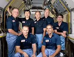 v. l. n. r. vorn: Robert Overmyer, Frederick Gregory, hinten: Don Lind, Taylor Wang, Norman Thagard, William Thornton, Lodewijk van den Berg