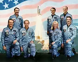 v. l. n. r. Vorne: Karol Bobko, Donald Williams, Rhea Seddon, Jeffrey HoffmanHinten: David Griggs, Charles Walker, Jake Garn