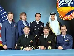 v. l. n. r. Vorne: John Creighton, Daniel Brandenstein, John Fabian; Hinten: Steven Nagel, Shannon Lucid, Patrick Baudry, Sultan bin Salman bin Abdulaziz Al Saud