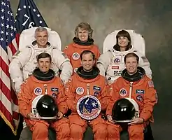 v. l. n. r. Vorne: Ronald Sega, Kevin Chilton, Richard Searfoss; Hinten: Michael Rich Clifford, Shannon Lucid, Linda Godwin