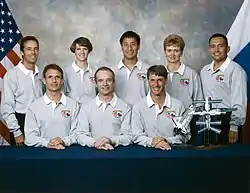 v. l. n. r. Jean-Francois Clervoy, Jerry Linenger, Eileen Collins, Charles Precourt, Edward Tsang Lu, Michael Foale, Jelena Kondakowa, Carlos Noriega