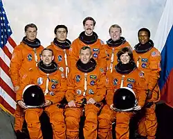 v. l. n. r. Vorne: Joe Edwards, Terrence Wilcutt, Bonnie Dunbar; Hinten: David Wolf, Salischan Scharipow, James Reilly, Andrew Thomas, Michael Anderson
