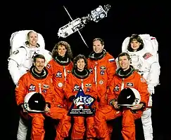 v. l. n. r. vorne: Kent Rominger, Ellen Ochoa, Rick Husband;hinten: Daniel Barry, Julie Payette, Waleri Tokarew, Tamara Jernigan