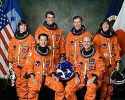 v. l. n. r. vorne sitzend: Mamoru Mōri, Gerhard Thiele; hinten stehend: Janice Voss, Kevin Kregel, Dominic Gorie, Janet Kavandi