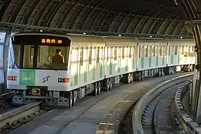 Leitschienenbahn auf Gummireifen ohne ergänzende Stahlräder bei der U-Bahn&nbsp;Sapporo