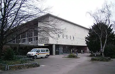 Südfassade (links) und Ostfassade der Mensa, 2017.