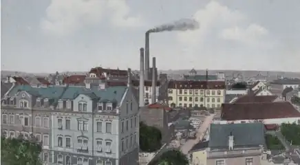 Fries & Höpflinger vor 1911.Am Horizont rechts die Altstadt. Vorne Wohnhäuser der südlichen Cramerstraße, dahinter die südliche Sattlerstraße. Das Areal wurde später zum VKF Werk&nbsp;1 vereint, unter Einbeziehung der beiden südlichen Straßenabschnitte