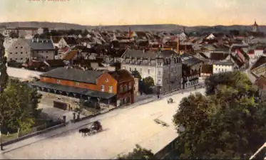 Nordseite.Markthalle (großer grauer Bau).Rechts (an den Bäumen) stand einst die Barthelsvilla, danach war hier 60 Jahre Horten/Galeria Kaufhof (1964–2024).Um 1900