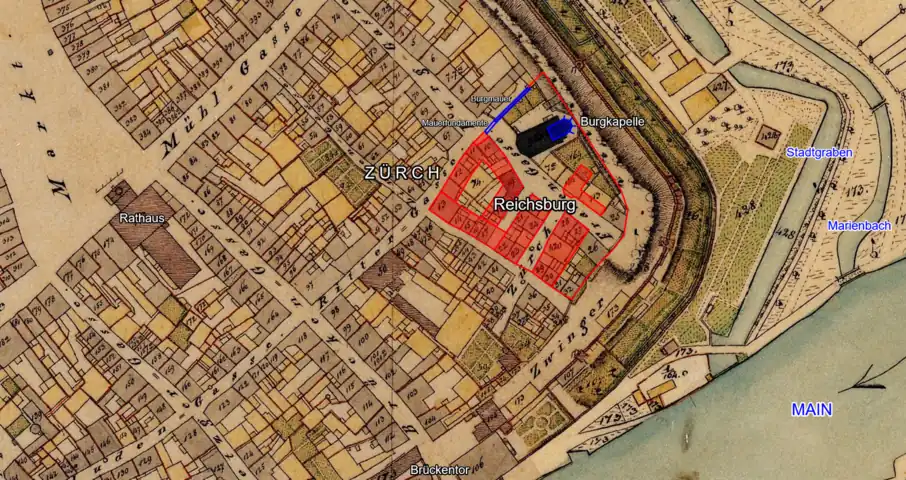 Skizze der Reichsburg auf Grundlage einer Lageskizze von Raimund Röthlein nach Angaben von Dirk Rosenstock und einer Planskizze von R. Röthlein im Historischen Lexikon Bayerns. die sich auf die historische Blockrandbebauung der Wohnhäuser bezieht, die bis heute erhalten ist.Grundlage der obigen Skizze: BayernAtlas, Bayerische Uraufnahme (1808–1864)Blau: Vorhandene Bauteile. Rot: Nicht mehr vorhandene Bauteile