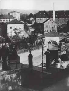 Blick vom Mühltor auf die Mainberger Straße 1875/76. Rechts die Zuckerfabrik, links Villen