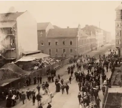 Hauptwerk um 1900 an der Schrammstraße,hinter der Querstraße (Sattlerstraße).Das Mietshaus links davor (Abbruch) und der Bereich der Sattlerstraße links der Schrammstraße wurden spätestens 1913 in das ausgebaute Fichtel & Sachs Werk 1 integriert