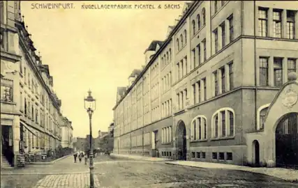 Die Kreuzung Schrammstraße/Sattlerstraße ist nur noch eine Abzweigung. Der südliche Abschnitt der Sattlerstraße wurde ins Werk&nbsp;1 von Fichtel & Sachs integriert