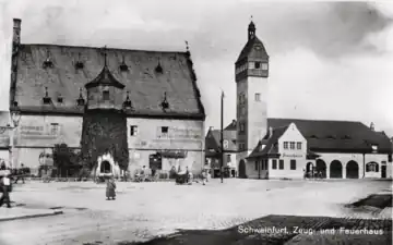 Links Zeughaus. Rechts ehem. Kilianskapelle, seit 1907/08 in Neubau zur Feuerwache integriert, mit erhöhtem Schlauchturm.Um 1933