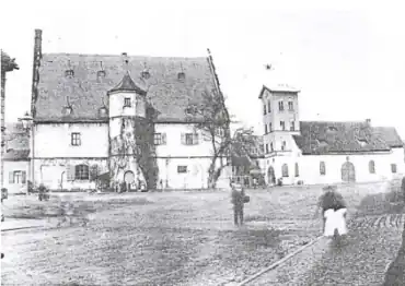 Links Zeughaus. Rechts ehemalige Kilianskapelle, als Feuerwehrgerätehaus mit Schlauchturm.Vor 1907/08