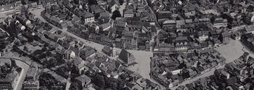Bogen (früher Anger) vor der einstigen, inneren Stadtmauer, mit Bauergasse (links) und Manggasse (rechts). Oben links Kornmarkt, in der Mitte Zeughausplatz und rechts Roßmarkt.Luftfoto aus der Zwischenkriegszeit.