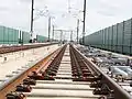 EW 60-6000/​3700-1:32,5 fb auf der Saale-Elster-Talbrücke (mit 160 km/h ab­zwei­gend be­fahr­bar, Inbe­trieb­nahme 2015)