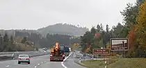 Blick von der A&nbsp;9 in Richtung Brücke und auf Unterrichtungstafeln