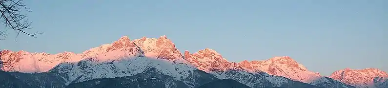 Südkamm des Steinernen Meers über Saalfelden, Ostabschnitt, im Alpenglühen