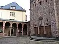 Kreuzigungsgruppe am Eingangsportal, links das Pfarrhaus