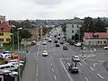 Pirna: Blick von der Sachsenbrücke stadteinwärts auf den vierspurig ausgebauten Abschnitt der Dresdner Straße (Aufnahme 2015)