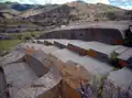 Sitzartige Ausarbeitungen in Sacsayhuamán und „Rutschbahn“