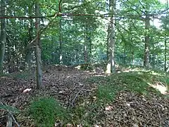 Runde Substruktion im Osten. Turm beim Eingang(?)