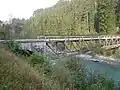 Auf der Südseite führt ein Steinbogen zum Brückenlager