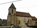 Kirche Saint-Agnan mit einem Kriegerdenkmal im Vordergrund