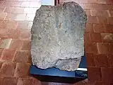 Stein mit jungsteinzeit lichen Wetzrillen, gefunden in Saint-Benoît-la-Forêt